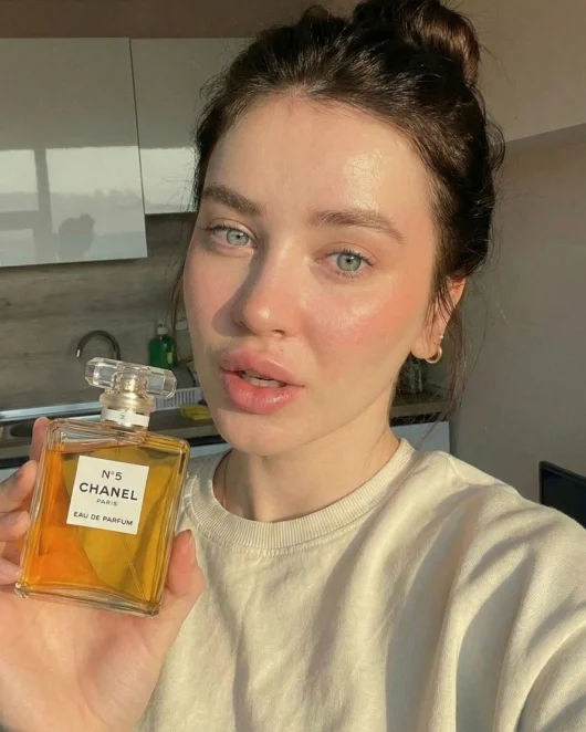 AI Actor Reviewing Product